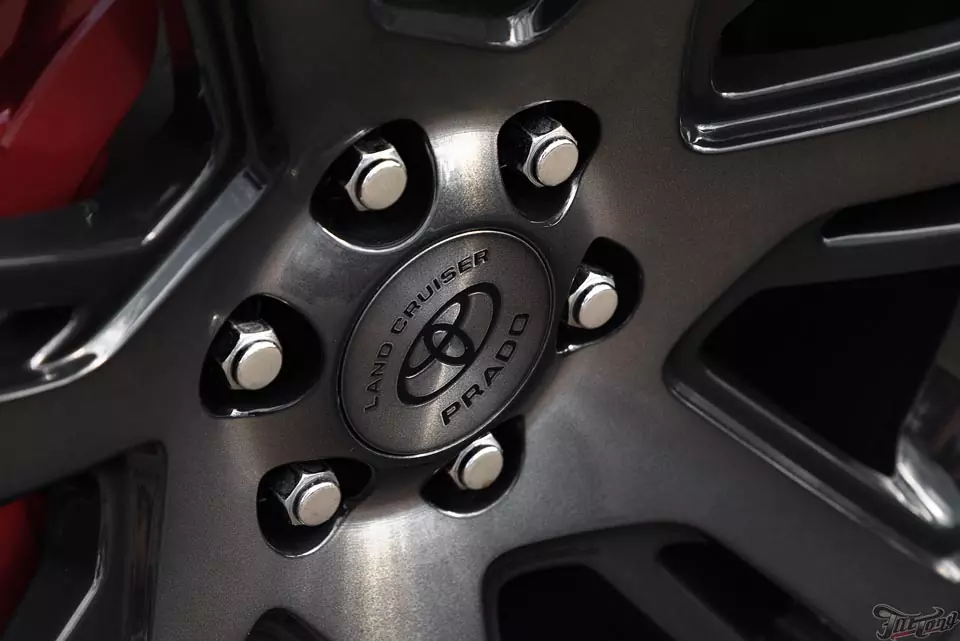 Toyota LandCruiser Prado 150. Полный антихром, окрас дисков и фейслифт. Бесштыревые доводчики дверей!